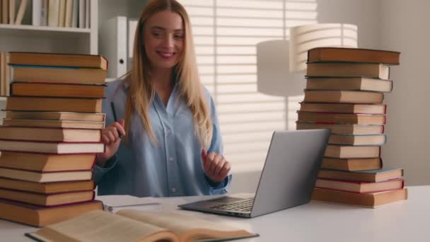 Καυκάσιος Φοιτητής Ευτυχής Χαμογελαστή Γυναίκα Που Σπουδάζει Φορητό Υπολογιστή Και — Αρχείο Βίντεο