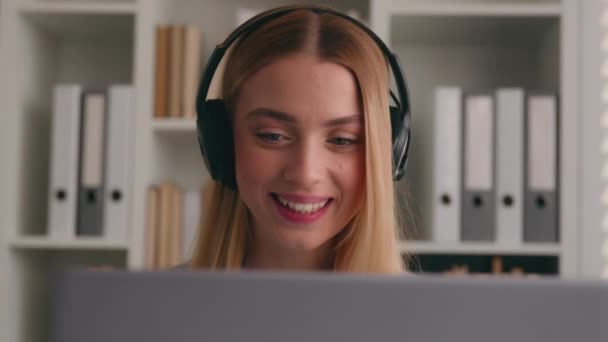 Μετακίνηση Πυροβόλησε Χαμογελώντας Καυκάσια Γυναίκα Ακουστικά Φορητό Υπολογιστή Μιλώντας Απευθείας — Αρχείο Βίντεο
