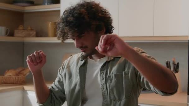 Komik Neşeli Bağımsız Arap Adam Evden Uzakta Dans Ederek Müzik — Stok video