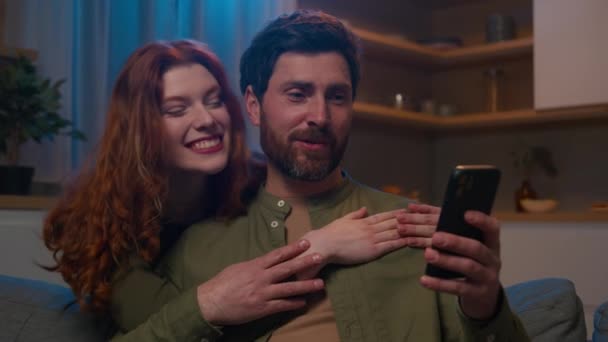 Heureux Couple Caucasien Parler Appel Vidéo Utiliser Téléphone Maison Soir — Video