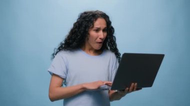 Heyecanlı kadın Latin kız öğrenci iş dünyası Bilgisayarı online kazan zafer bilgisayarı bahsi kazan verimli kodlama başarısı başarı ödülü mavi stüdyo arka planında bonus