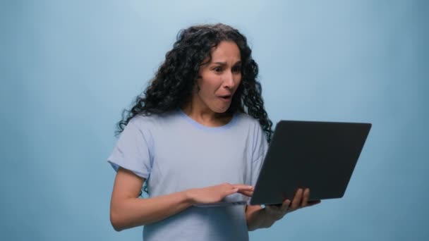 兴奋的拉美裔女生拉丁裔女生企业在网上赢得笔记本电脑获得胜利电脑赌博好成绩高效编码成绩提高奖金在蓝色工作室背景下 — 图库视频影像