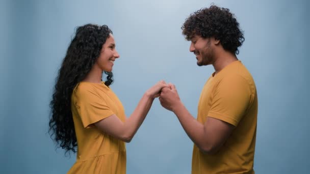 Šťastný Pár Láska Multiraciální Vztahy Láskyplné Rande Plevele Ženatý Latino — Stock video