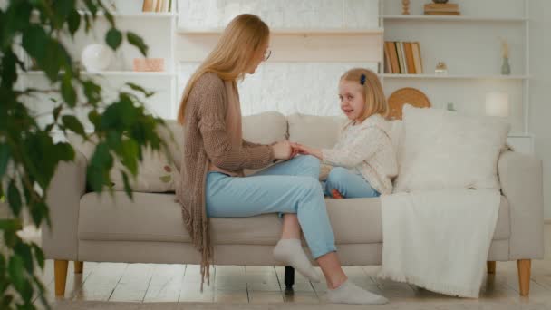 Mãe Branca Com Criança Bebê Menina Sofá Conversando Agradável Conversa — Vídeo de Stock