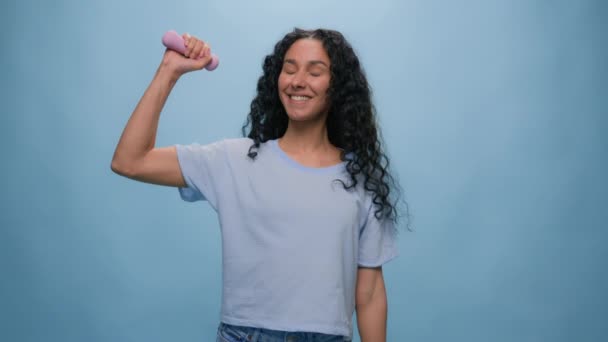 Glücklich Frau Starke Indische Mädchen Hispanisch Lächelnd Weiblich Modell Zeigen — Stockvideo