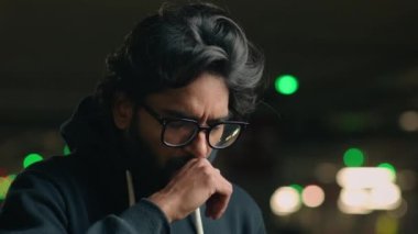 Hasta, sağlıksız Arap sakallı adam soğuk bir gecede öksürüyor mevsimsel grip koronavirüsü astım belirtileri Yeraltı otoparkındaki Hintli adam covid 19 enfeksiyon öksürük hastalığı