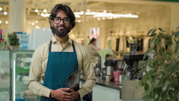 Hintli Erkek Kahve Dükkanı Çalışanı Arap Garson Başlangıç Sahibi Spanyol — Stok video
