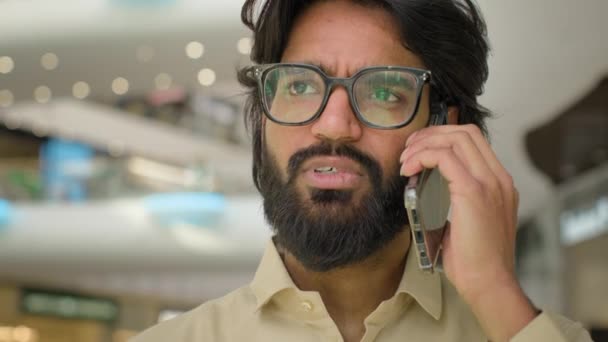 Allvarlig Latinamerikansk Affärsman Verkställande Glasögon Arabiska Skäggig Man Talar Mobiltelefon — Stockvideo