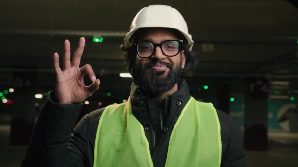 Ευτυχής Ινδός Τεχνικός Μηχανικός Εργολάβος Κράνος Hardhat Δείχνει Χειρονομία Πάρκινγκ — Αρχείο Βίντεο