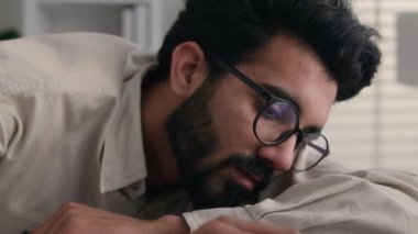 Uykulu, tembel, ofis çalışanı, iş adamı, iş adamı, uykulu, uykulu, uykulu, yorgun, yorgun, bitkin, yorgun, yorgun, hasta adam, dizüstü bilgisayar, iş yerinde uyuklayan, düşük enerjili, uykulu, depresyonlu.