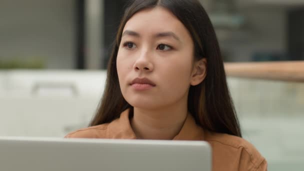 Zamknij Zamyślony Azji Kobieta Pracuje Laptop Myślenie Rozwiązanie Chiński Dziewczyna — Wideo stockowe