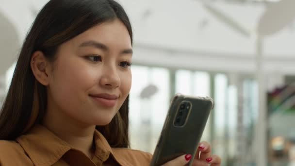 Zadowolona Kobieta Dziewczyna Przesuwając Ekran Telefonu Komórkowego Przeglądanie Internet Smartphone — Wideo stockowe