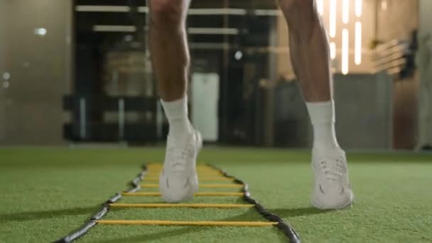 Professioneel Voetballer Springen Tussen Ladder Sticks Joggen Workout Sportschool Onherkenbaar — Stockvideo