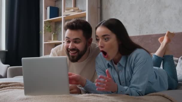 Aufgeregte Kaukasische Eheleute Die Hause Bett Liegen Gewinnen Laptop Leistung — Stockvideo
