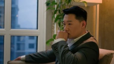 Asyalı düşünceli Çinli adam, kararın ofis iş merkezinde oturup pencere manzarası seyretmek olduğunu düşünüyor. Koreli erkek işadamı, düşünceli girişimcinin kafasını karıştırıyor. Düşünce sorununu çözüyor.