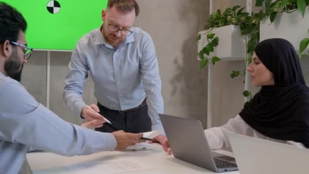 多族裔同事商人和穆斯林女商人在办公室董事会团队合作用绿色屏幕互动板复制空间彩色键谈论集思广益讨论 — 图库视频影像