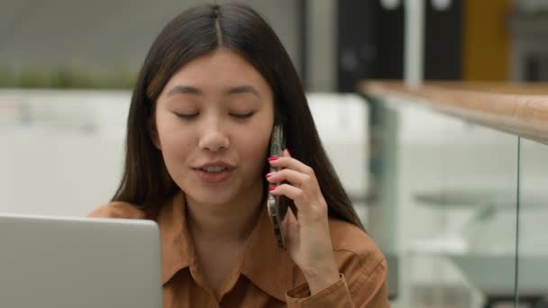 Mujer Asiática Sonriente Empresaria Que Trabaja Línea Con Ordenador Portátil — Vídeos de Stock