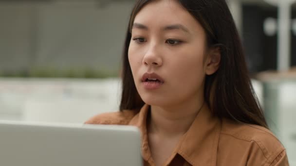 Túlhajszolt Ázsiai Lány Dolgozik Laptop Kávézóban Szenved Szemvonat Fáradt Kínai — Stock videók
