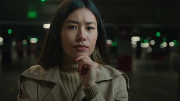 Porträtt Tankeväckande Pensiv Asiatisk Japansk Kvinna Parkering Drömmer Kinesisk Flicka — Stockvideo