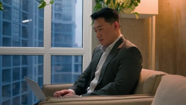Asiatisch Mann Chinesisch Koreanisch Reifen Geschäftsmann Arbeiten Remote Internet Chat — Stockvideo