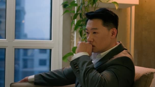 Twijfelachtige Bedachtzame Aziatische Chinese Man Denken Beslissing Zitten Kantoor Business — Stockvideo
