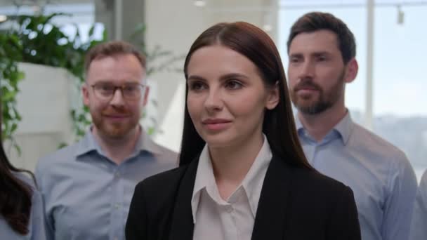 동료들을 초빙하는 사업가들 사업가들 사무적 여성들은 사무실에서 미소짓는다 — 비디오