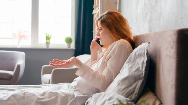 Vit Arg Missnöjd Kvinna Stressad Frustrerad Flicka Pratar Telefon Missförstånd — Stockfoto