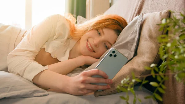 Rahatlamış Gülümseyen Beyaz Bir Kadın Sabah Rahat Bir Yatakta Uzanmış — Stok fotoğraf