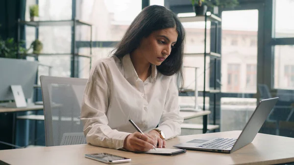 Multiracial Ernsthafte Geschäftsfrau Büro Arbeiten Mit Laptop Schreibnotizen Indische Mädchen — Stockfoto