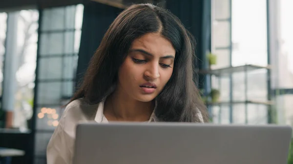 オフィスでコンピュータビジネスの問題を抱えているインドの不安女性アラビア語の不満少女労働者混乱したビジネス女性はラップトップオンラインミスのトラブルで動作します悪い結果仕事の難しさ — ストック写真
