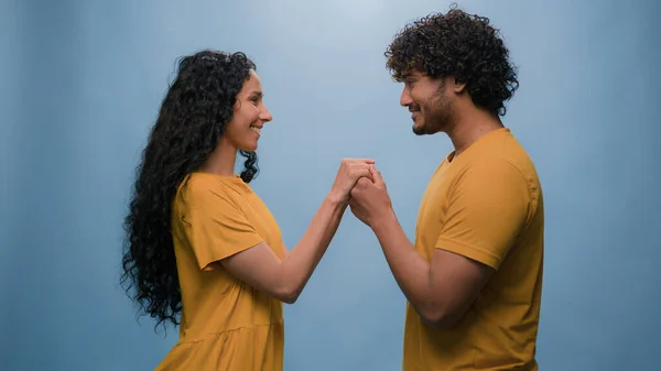 Glückliches Paar Liebt Multirassische Beziehungen Liebevolles Datum Jäten Verheiratete Latino — Stockfoto