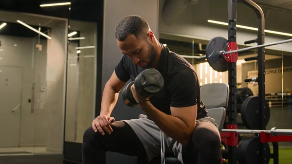 Africký Američan Tělocvičně Dělá Biceps Cvičení Cvičení Muž Sportovec Silná — Stock fotografie