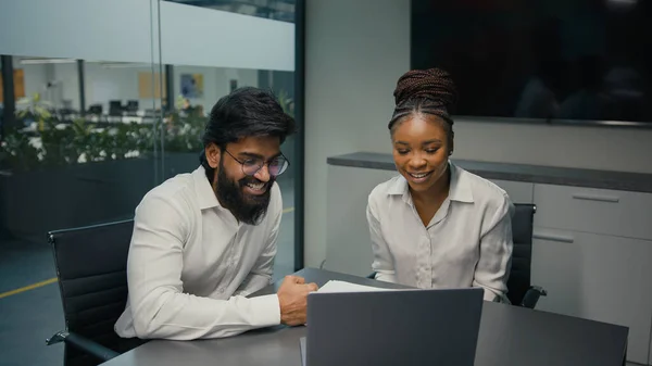 Affärspartners Glada Multiracial Olika Företag Medarbetare Kollegor Office Möte Indisk — Stockfoto