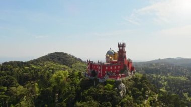 Üst düzey panoramik açık hava manzarası Portekiz Avrupa 'nın batı bölgesi Sintra turistik yer tarihi ulusal miras Pena sarayı yeşil doğa tepe ormanları seyahat eden her yer konsept