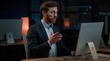 Müşteri Kafkas yetişkin adam danışmanı ile video konferans görüşmesi. Ofiste bilgisayar kamerası uygulaması üzerinden uzak konuşma. Profesyonel iş adamlarına iş stratejisini açıkla.