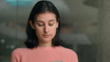 Ciddi çok ırklı bir kadın cep telefonu sohbet uygulaması çevrimiçi arama cep telefonu rezervasyonu kapalı bir alışveriş merkezindeki akıllı telefon servisi sosyal medya çalışanı kadın cep telefonu mesajına cevap veriyor