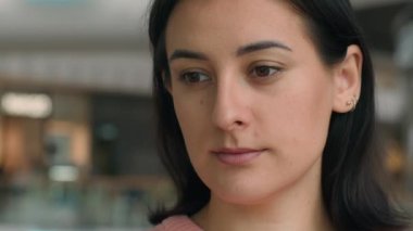 Düşünceli kadın yüzünü kapat... sakin, barışçıl, çok kültürlü, düşünceli bir kadın düşün... yan yana bak... derin düşüncelere dalmış, derin düşüncelere dalmış... iç mekan portresini hayal et.