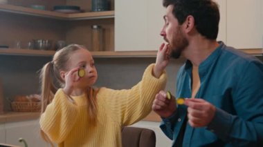 Kafkasyalı baba ve küçük kızı mutfakta birlikte yemek pişiriyorlar. Çocuk, babasını salatalıkla besliyor, babayı besliyor, kandırıyor, kandırıyor, kandırıyor, kandırıyor, mutlu aileyi kandırıyor.