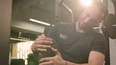 Hasta, hasta, sağlıksız, Afro-Amerikan, sağlıksız sporcu diz kası, kas ağrısı, sporcu, erkek sporcu, antrenmanda bacağını sakatlıyor.
