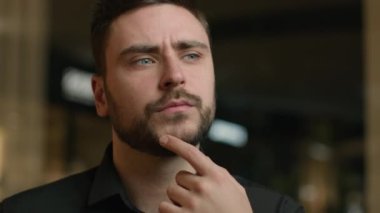 Düşünceli Kafkasyalı iş adamı portresi. Erkek girişimci. Derin düşünceler düşün. Beyin fırtınası.