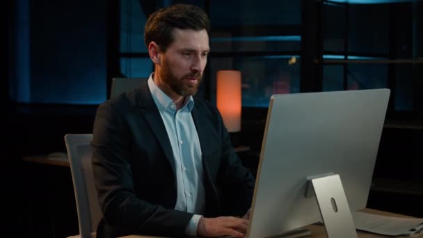 40多岁的商人男子在办公室上夜班 从事计算机键盘打字业务项目的在线工作 白胡子男人企业家经理员工行政人员笑容满面 — 图库视频影像