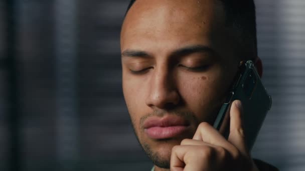 携帯電話を呼び出すクローズアップ悲しいアフリカ系アメリカ人男性悪いニュースを聞く失望したストレスを受けた男ビジネスマン電話に答える起業家クライアントの苦情ビジネスの問題を聞く — ストック動画