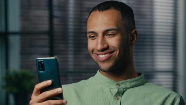 Gülümseyen Afrikalı Amerikalı Adamı Telefon Ekranında Iyi Haberler Okudu Sosyal — Stok video