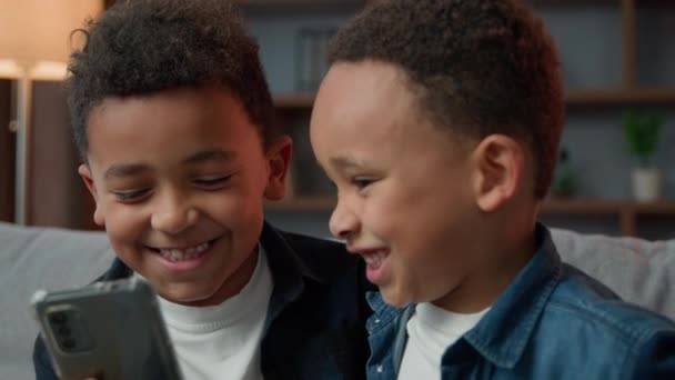 Två Afroamerikanska Små Pojkar Bröder Skrattar Surfa Mobiltelefon Utan Föräldrar — Stockvideo
