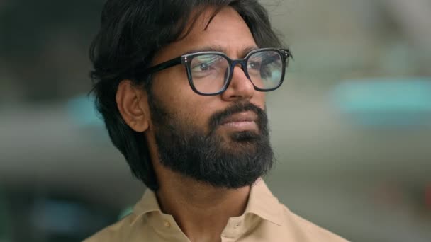 진지하고 아라비안 호스는 사무실 회사에서 안경을 남자를 바라보며 인도의 사업가 — 비디오