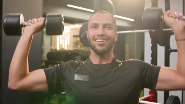 Gülümseyen Afrikalı Amerikalı Sporcu Spor Salonunda Spor Aletleri Yapan Vücut — Stok video