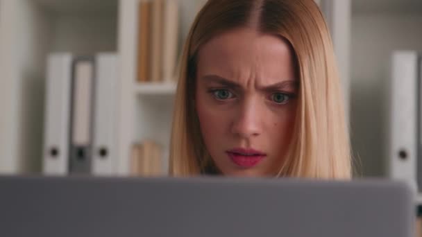 Frowning Mylić Zagadka Zszokowany Biały Kobieta Patrząc Negatywny Szok Laptopa — Wideo stockowe