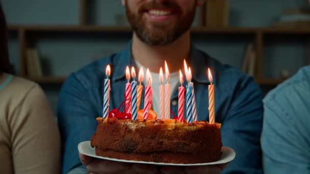 Närbild Festlig Tårta Med Brinnande Ljus Glad Skäggig Oigenkännlig Födelsedag — Stockvideo