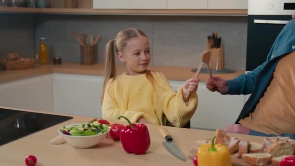 Caucasiano Família Feliz Divertindo Brincando Cozinha Pai Com Filha Lutando — Vídeo de Stock