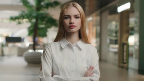 Női Üzleti Portré Kaukázusi Lány Üzletasszony Vezető Állni Keresztbe Karok — Stock videók
